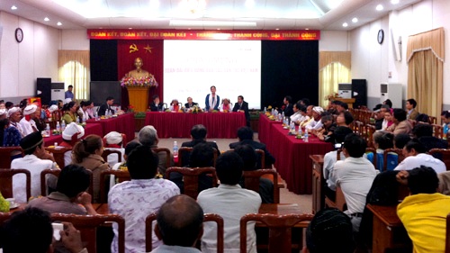 Dirigente del Frente de la Patria con delegados Cham